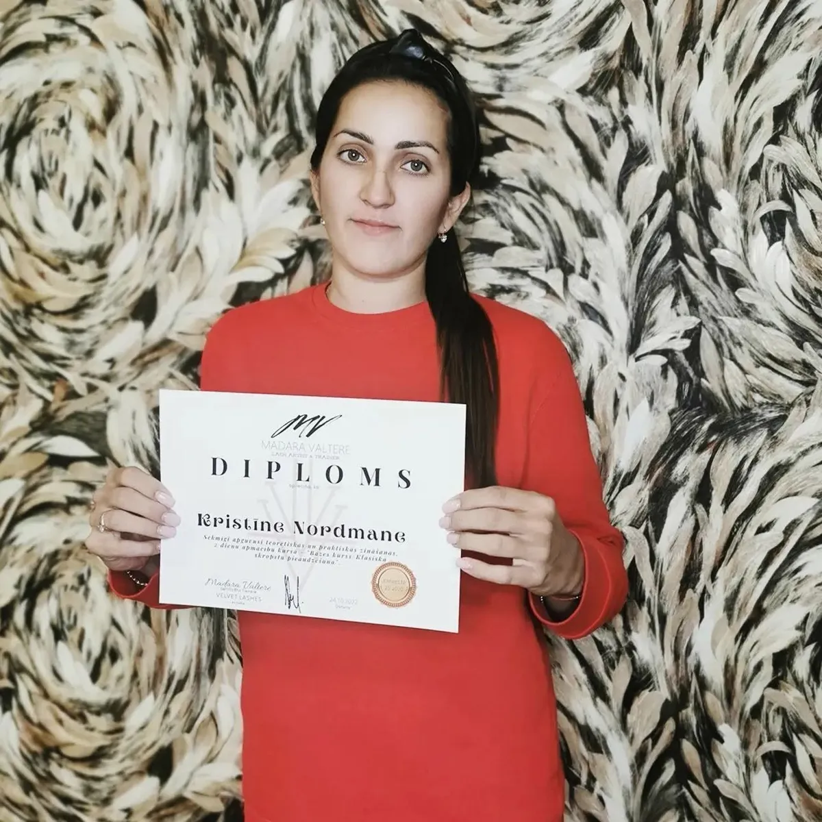 Studente ar bāzes kursa diplomu klasiskajā skropstu pieaudzēšanā